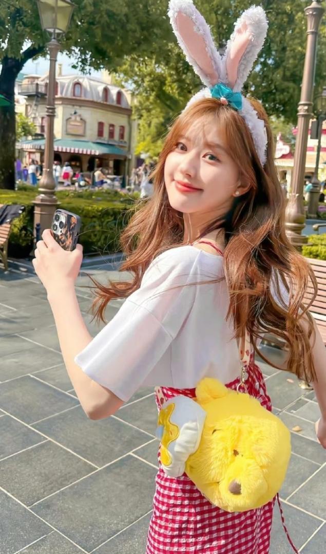 赵露思和银河酷娱一拍两散两败俱伤！
解约风波后，赵露思工作停滞近一年，经纪公司这