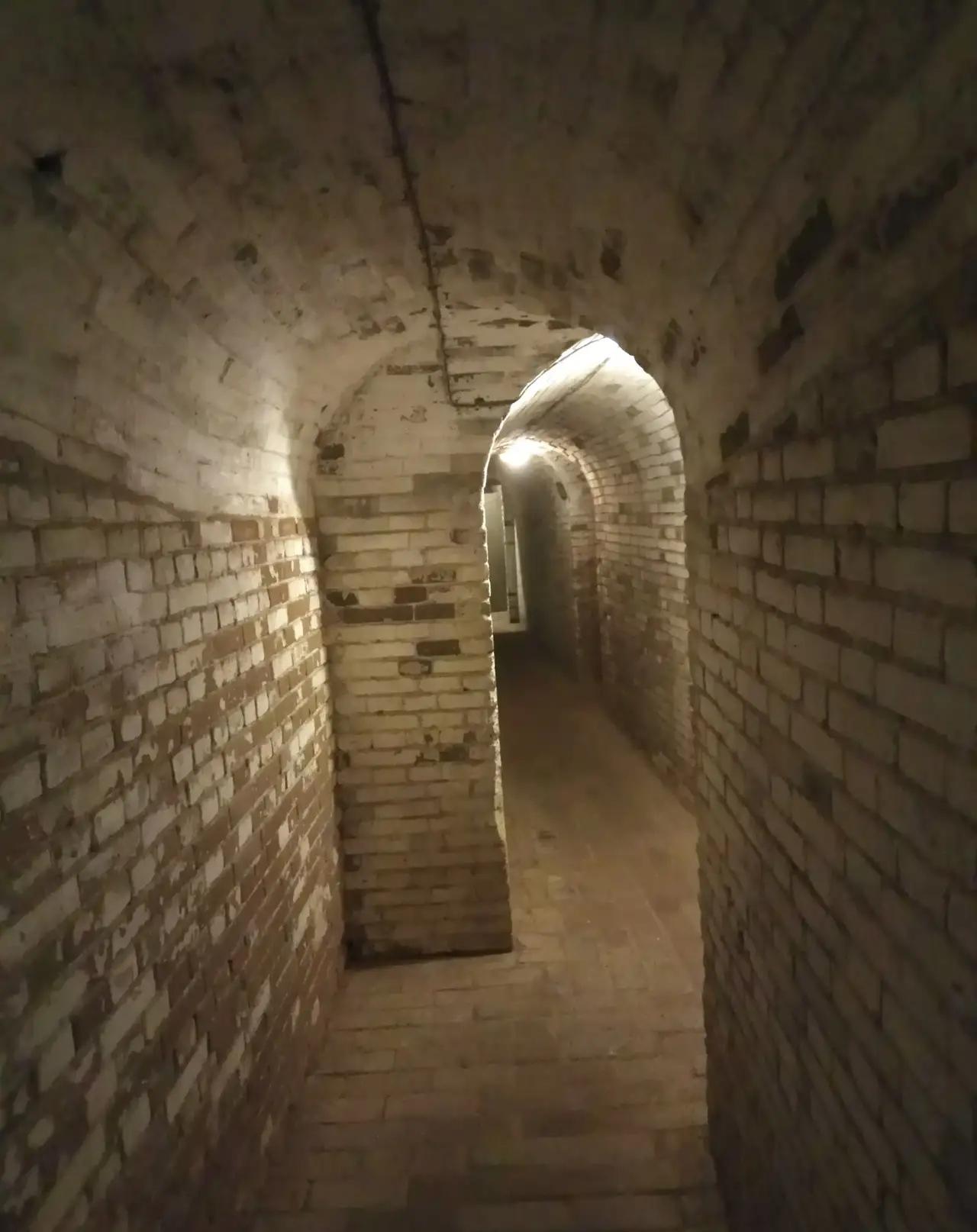 西安常宁宫内有一条秘密通道，是胡宗南为蒋介石修建的秘密防空逃生通道，也是保存最完
