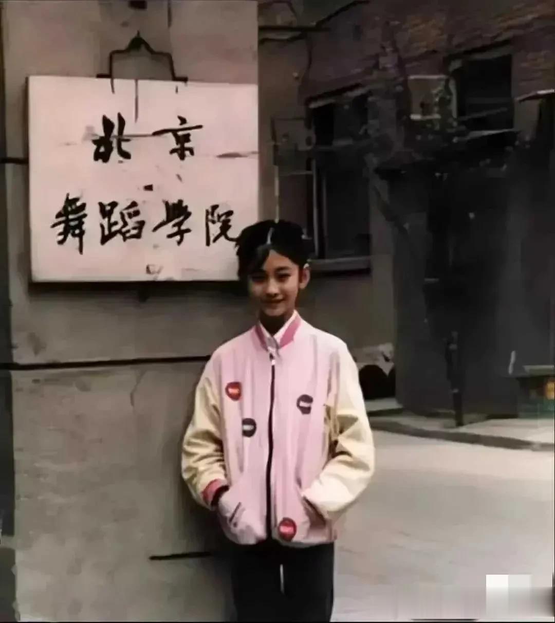 上世纪90年代，李小冉在北京舞蹈学院门口留影，清秀苗条。

李小冉1997年毕业