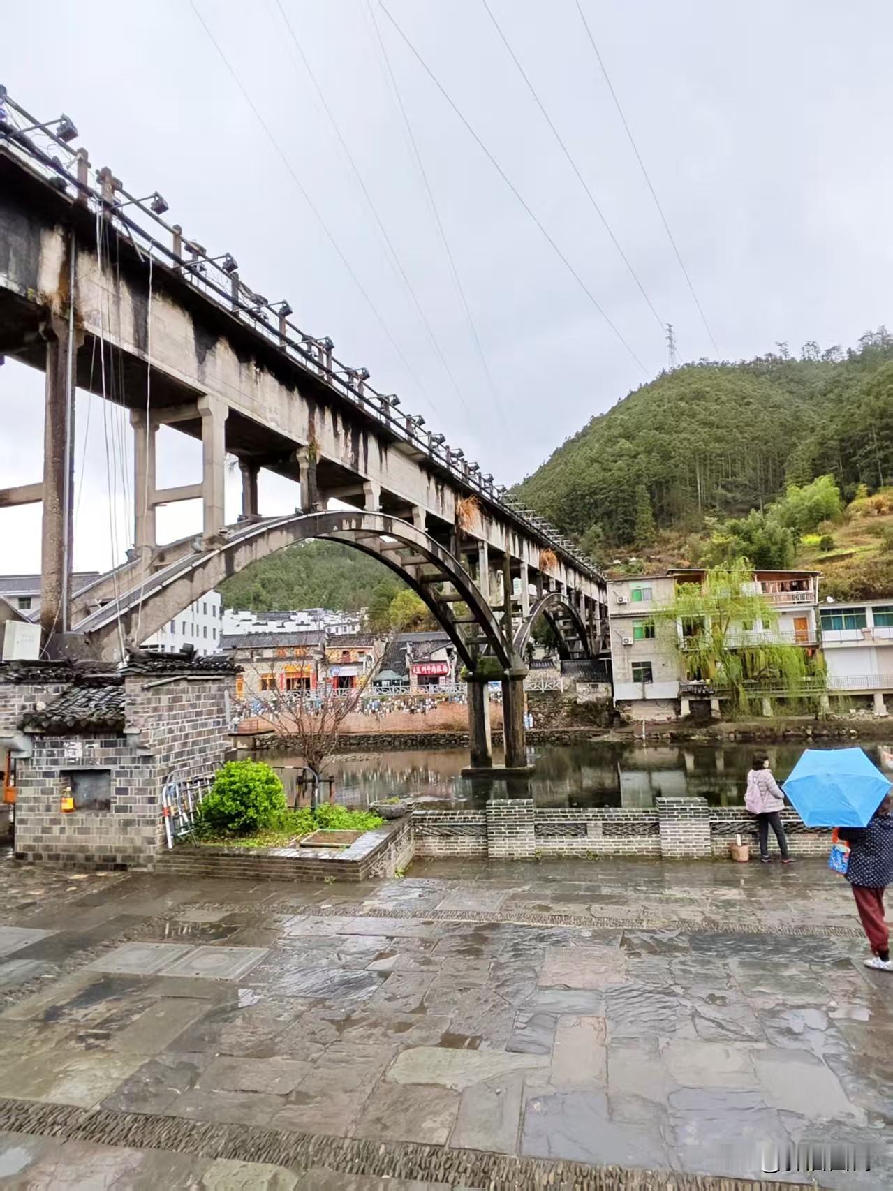 【江西瑶里古镇】该镇古名“窑里”，始建于西汉末年，因其是景德镇陶瓷的发祥地而得名