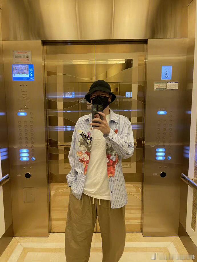 李诞好奇自媒体博主财务状态李诞的好奇心也太强了，完全就是我本人的样子，毕竟对于一