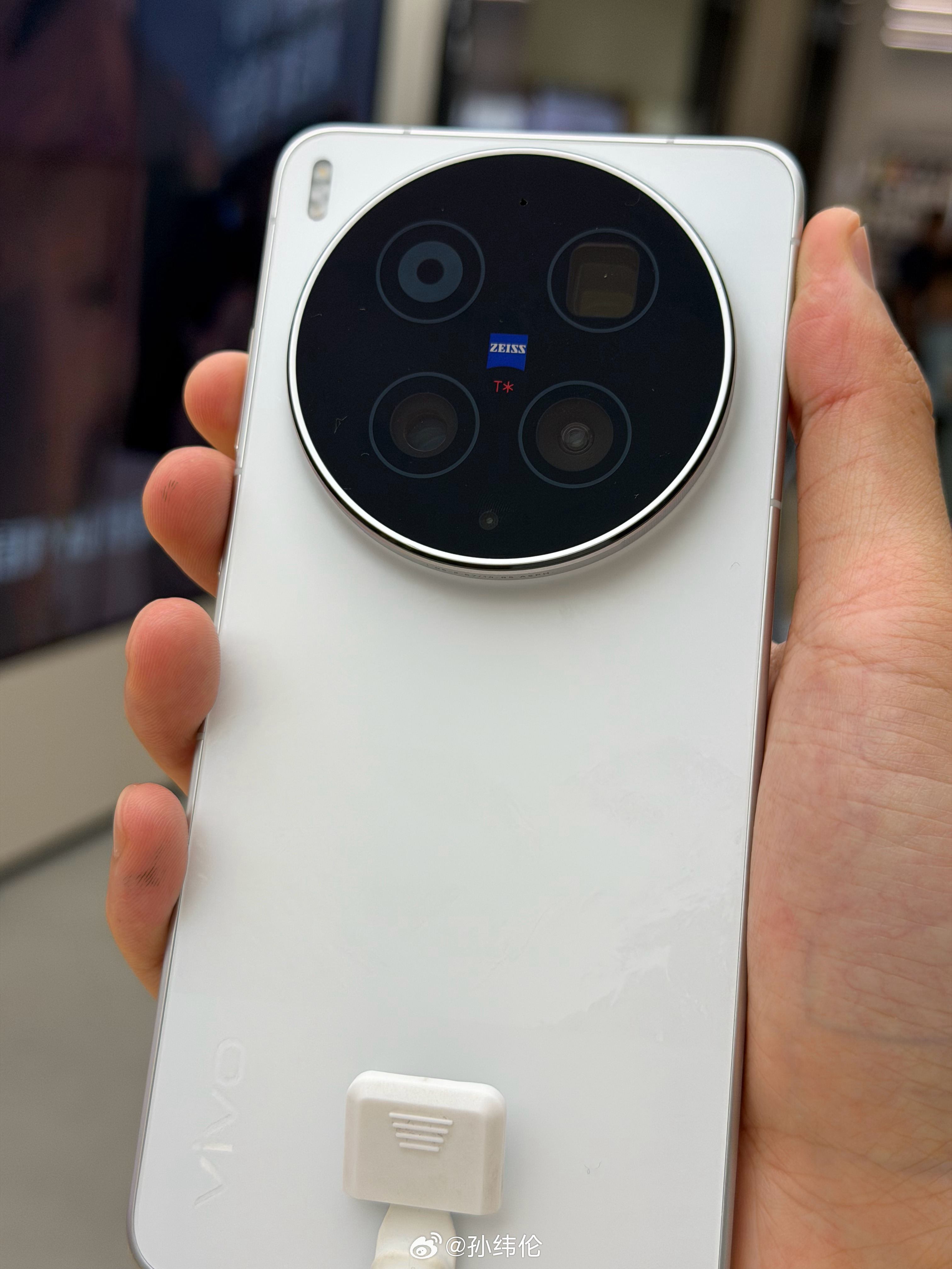 VIVO X300 Ultra上手，最大的改变好像就是微曲变直屏，后置手柄的长焦