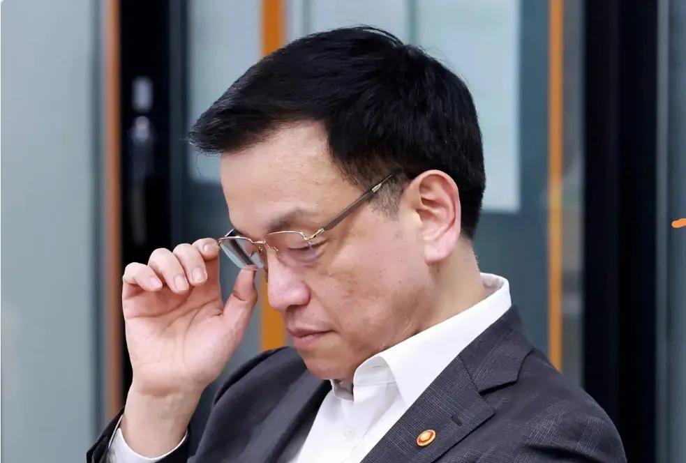 突然发现，风云一时的崔相穆从
韩国政坛“失踪”了？
5月3日辞职至今一丁点公开消