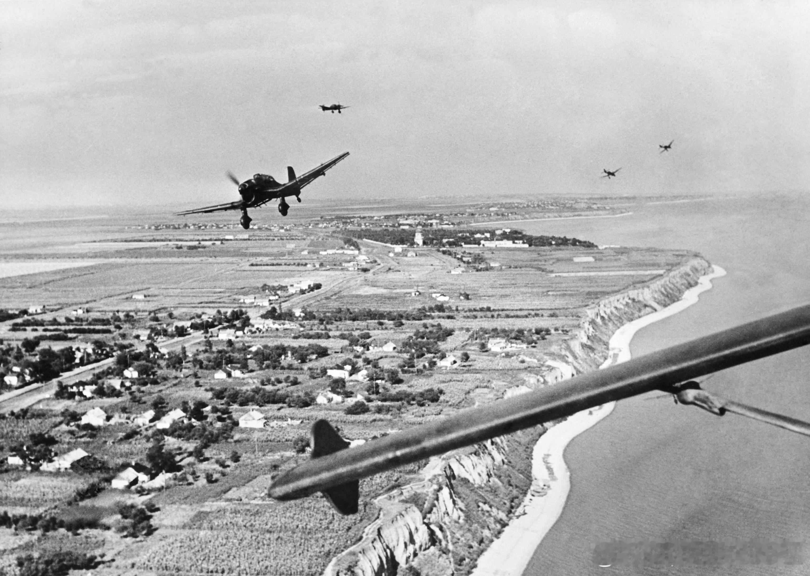 1942年德军Ju 87B轰炸机沿克里米亚亚速海岸飞行