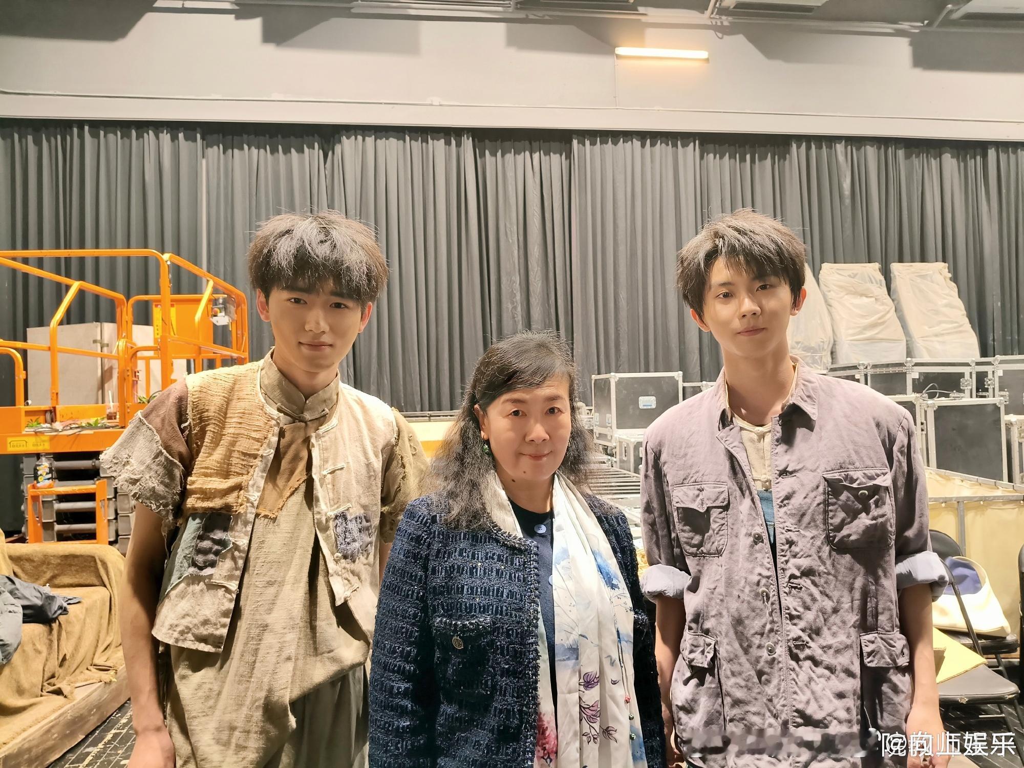 中戏老师晒马嘉祺宋亚轩合照 中戏老师晒马嘉祺宋亚轩合照，是参演毕业大戏的两个宝宝