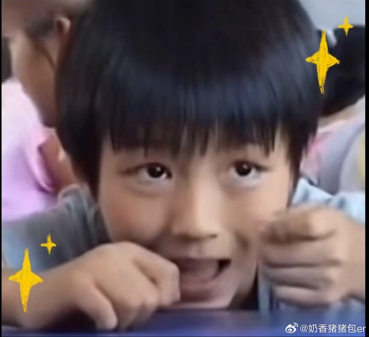 王俊凯小时候太诡异了新加坡抽象鼻祖你以为闹着玩的！就喜欢这种又帅又抽象的人哈哈哈