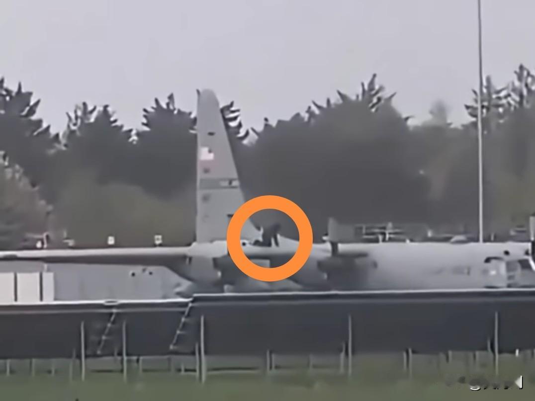 太离谱！一男子潜伏进入爱尔兰机场狂砍美C-130运输机。
爱尔兰香农机场传出离谱