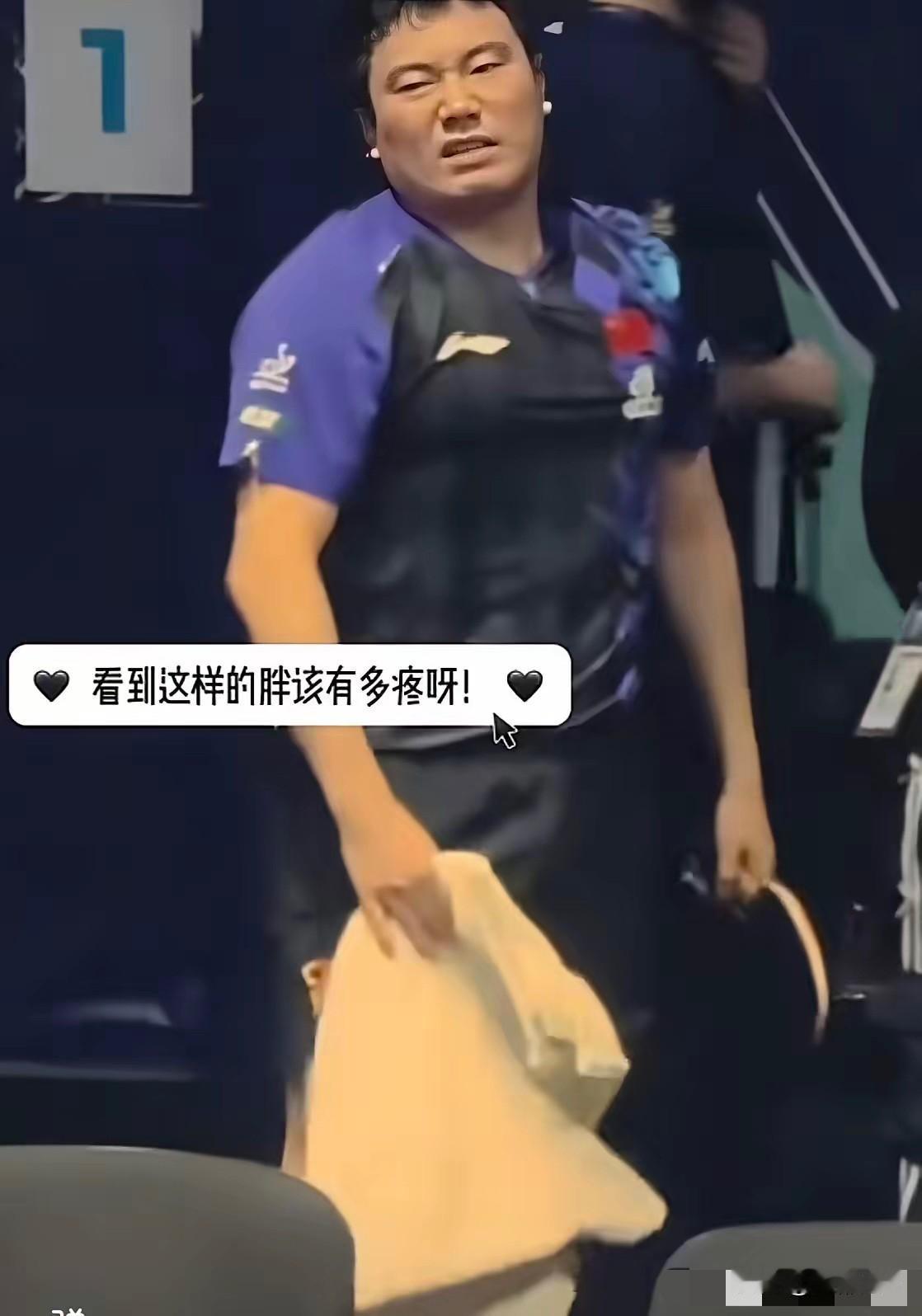 梁靖崑赛后表情痛苦难受！原来昨晚上赢了安宰贤后，大胖梁靖崑在休息区，弯着腰捂着膝