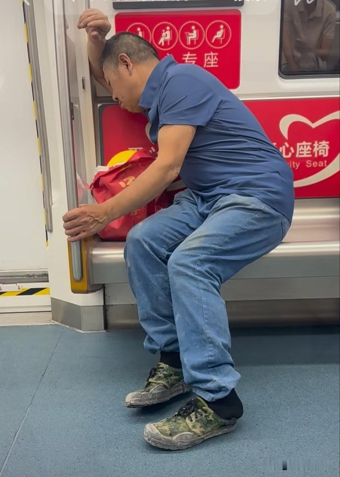 人每天奔波劳碌,究竟是为了什么?人这一辈子天天忙忙碌碌，说到底不就是为了家人安稳