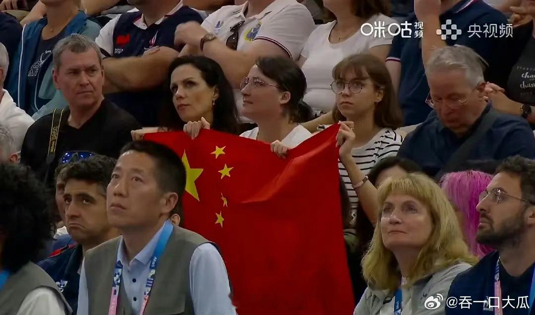 #三洋人举国旗#三洋人举国旗[哆啦A梦害怕] 国旗：我就在巴黎奥运会观众席中间水