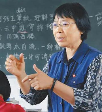 [太阳]1995年，张桂梅丈夫去世。一天一位女老师摸了摸她的肚子，惊讶的说：“你