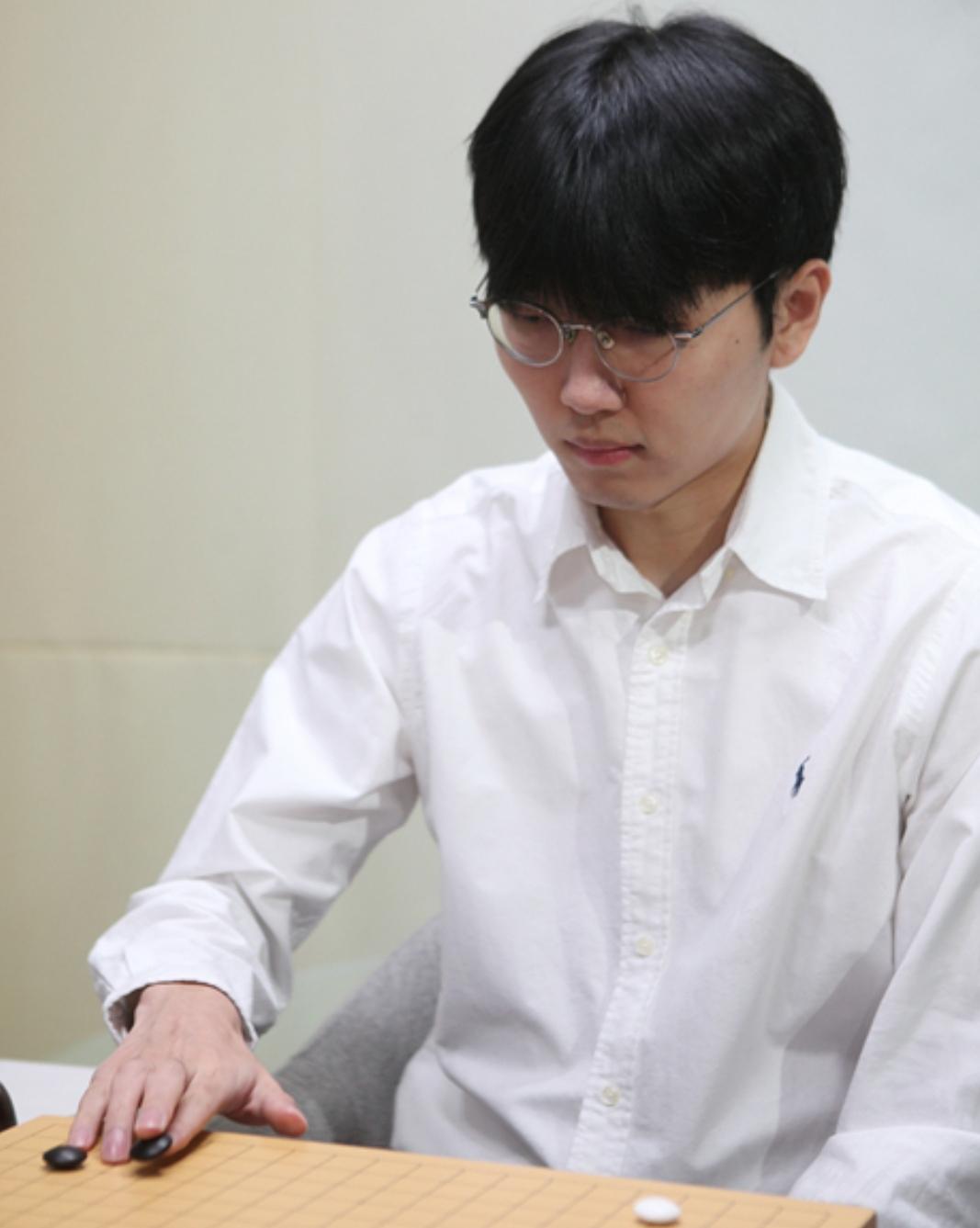 惧怕廖元赫~挑中范廷钰


元月28日，第15期野狐人气争霸赛8进4强率先进行两