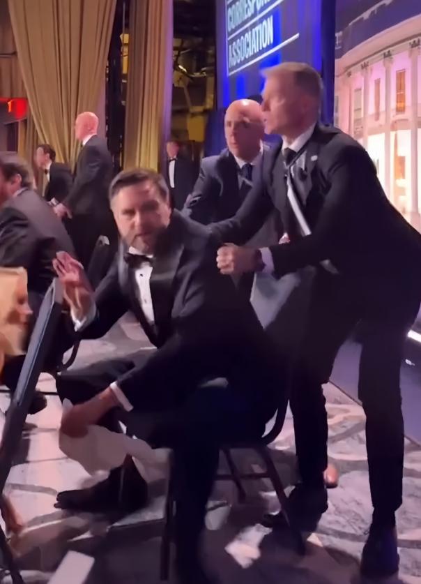 要说特朗普这命，真是比猫还多几条，当地时间4月25日晚8点40分左右，华盛顿希尔