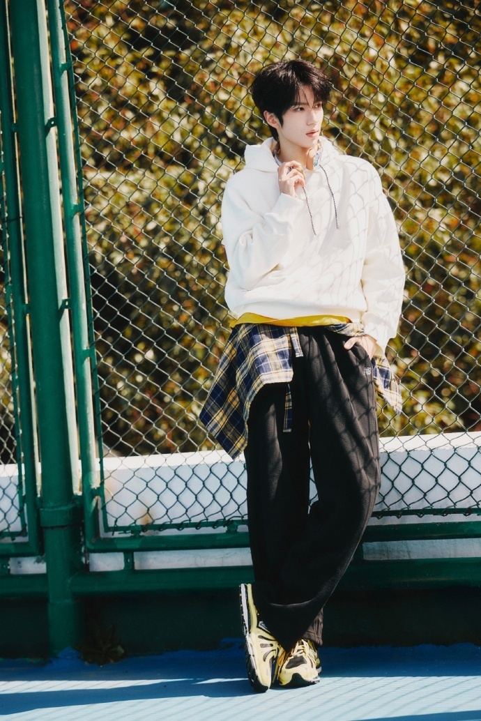 来看娱乐余承恩春日男大感余承恩好青春的男大感余承恩这组春日照男大感拉满！干净清爽