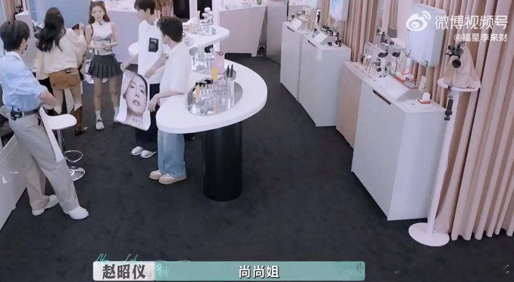 尚雯婕一个电话就把问题解决了 在《巴黎合伙人》里，尚雯婕一个法语电话轻松解决难题
