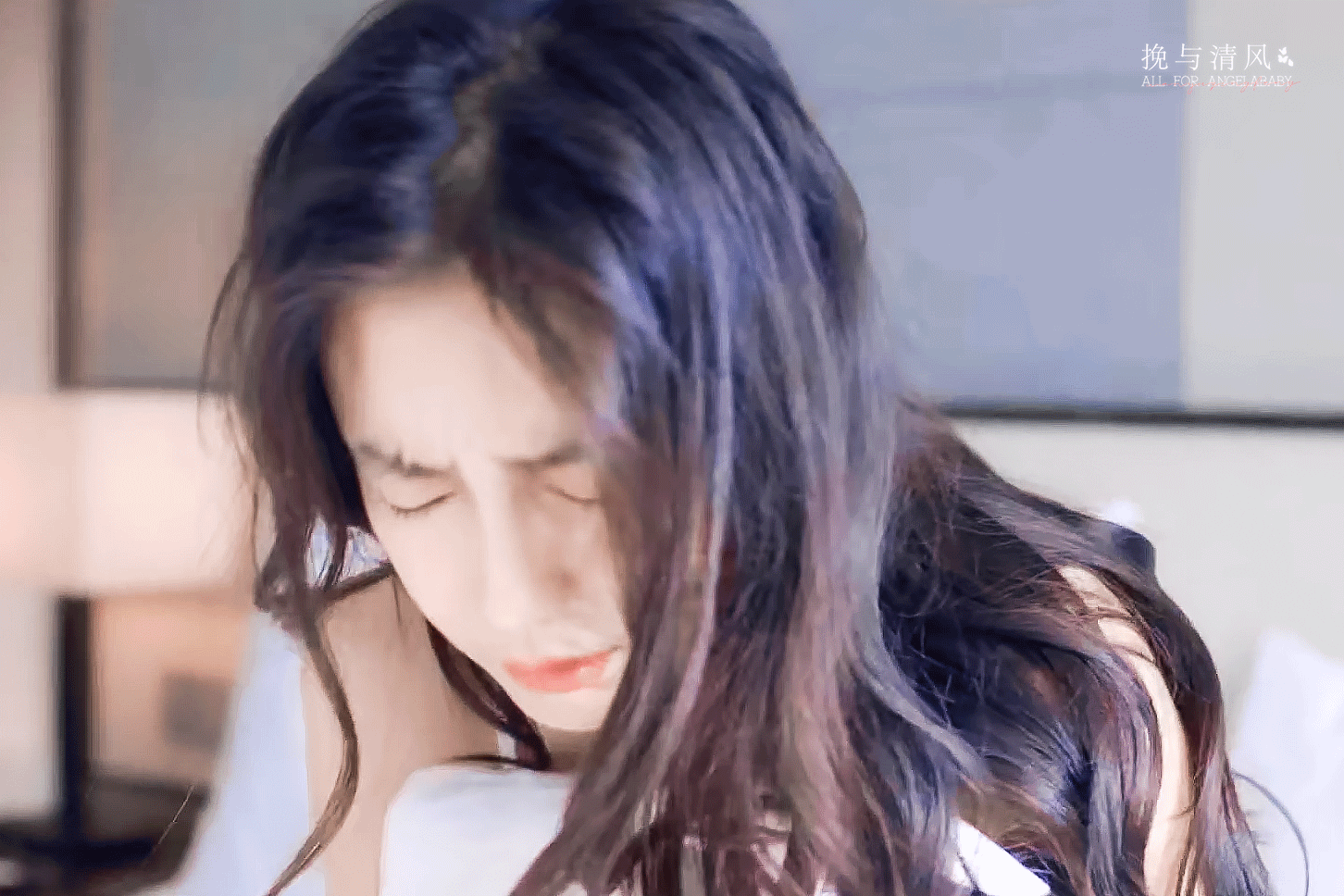 angelababy angelababy “情起一时的喜欢不叫热爱，长久无言的