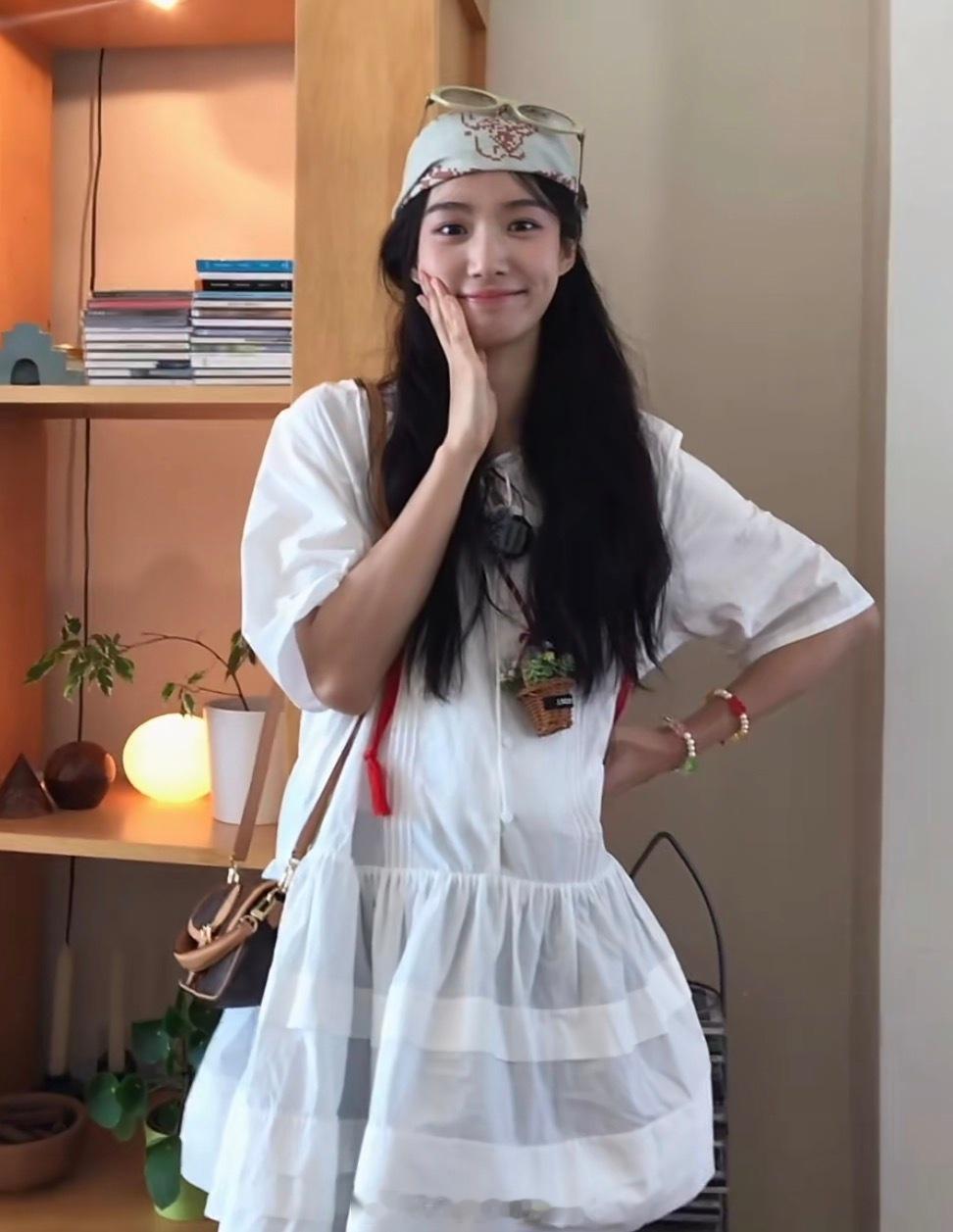 网友都说线下看卢昱晓更惊艳：五官淡却有韵味，待人也温柔亲和，与路人合照时更是眼里