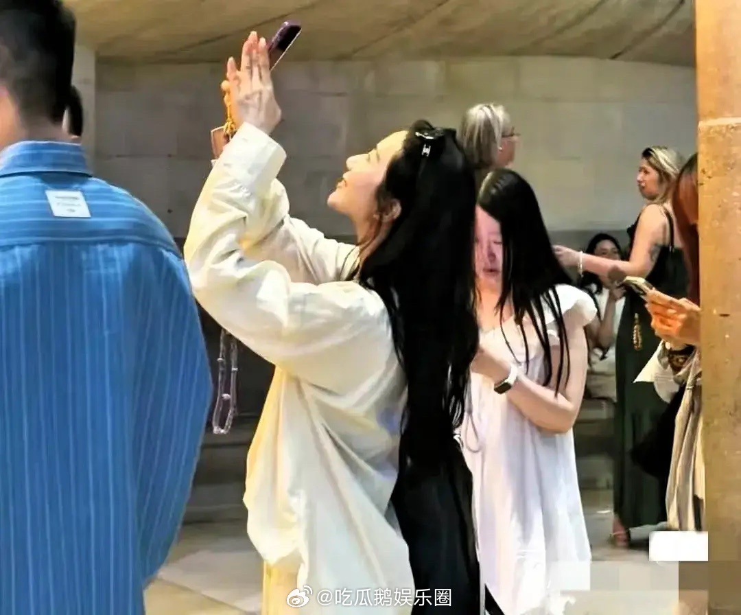 有网友在西班牙圣家堂偶遇刘诗诗，在她旁边的好像是于莎莎哎！这俩好闺蜜一起旅行，感