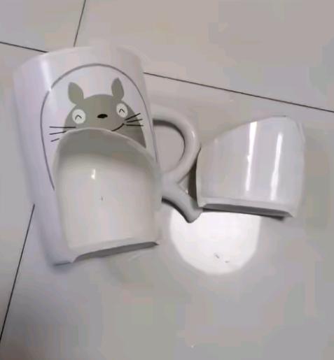 婆婆打扫卫生时小心把杯子打碎，却被儿媳辱骂，不长眼睛吗？

婆婆收拾房间卫生，擦