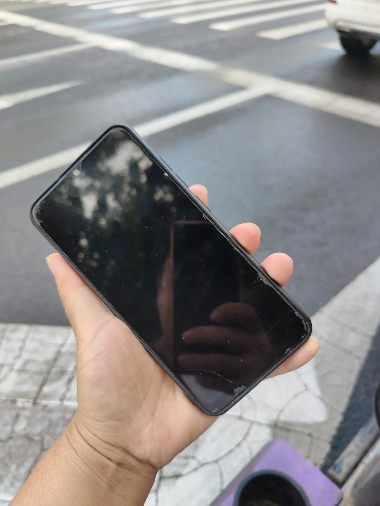 今天运气爆棚了，和老妈去县城走半道就捡个手机，应该去买张彩票也忘了。  
   