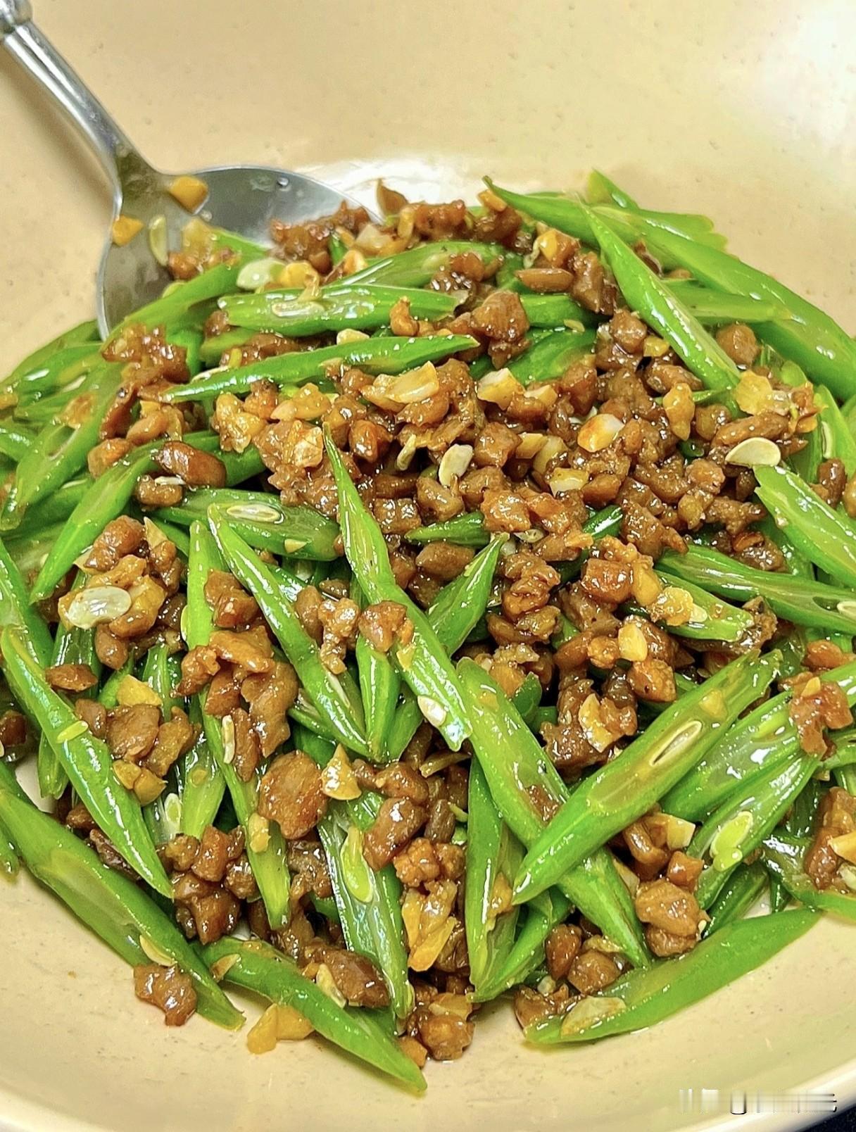 上周休息去表姐家蹭饭，本来以为就是简简单单家常菜，结果端上桌这盘牛肉沫炒四季豆，