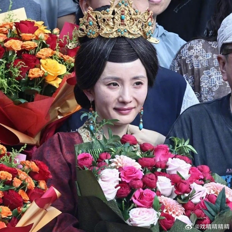 杨幂江山大同杀青照这脸是怎么了？