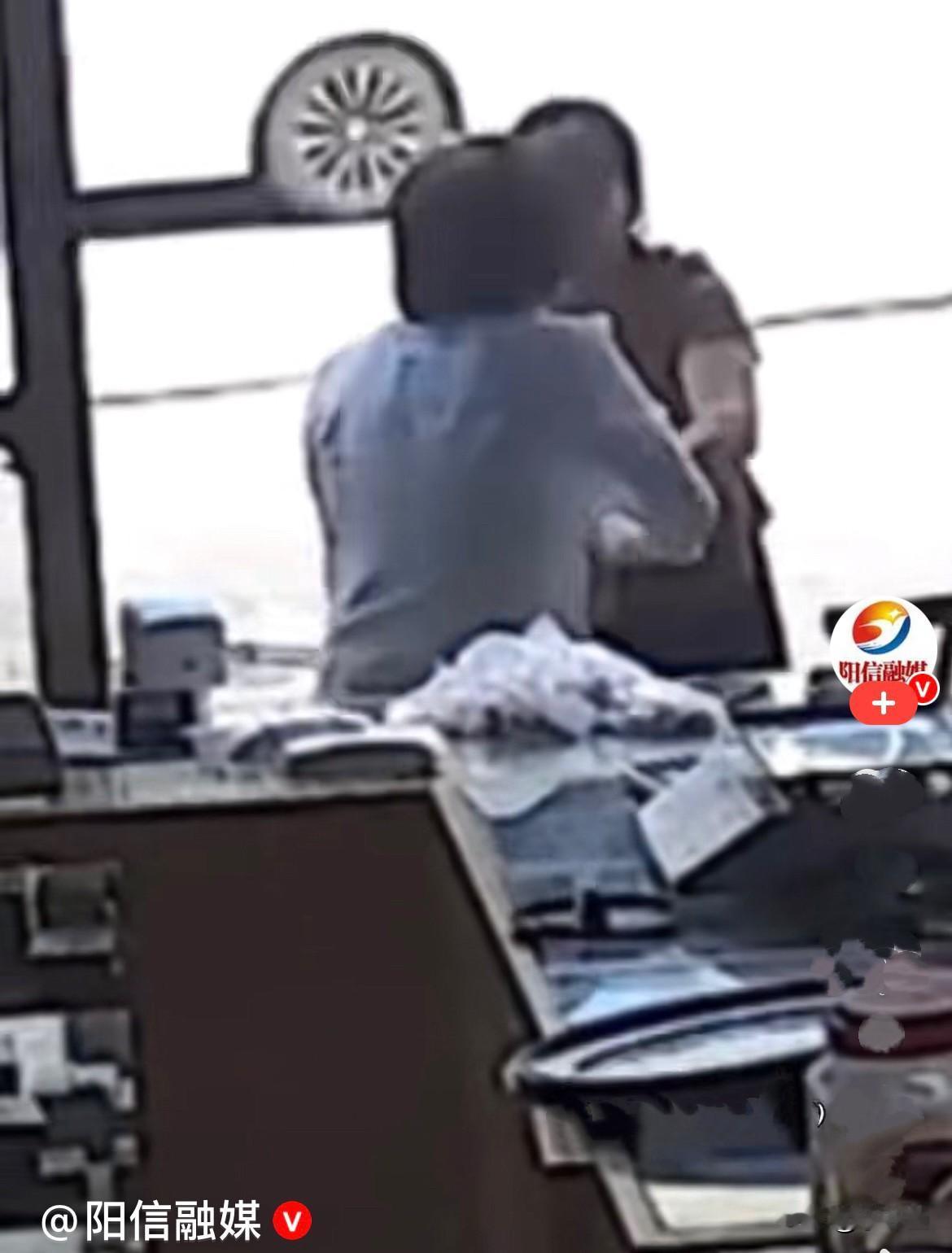 近日，湖南街头突发混乱，一名女子情绪失控，手持菜刀疯狂追砍一名男子，男子慌不择路