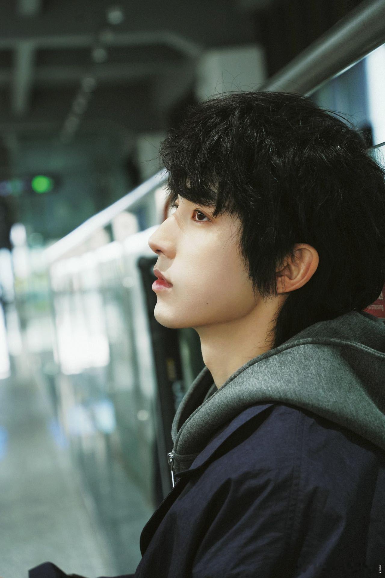 郭俊辰车站大片他站在那儿，哪怕没有做任何事，依然能成为大家眼中的焦点。 ​​​