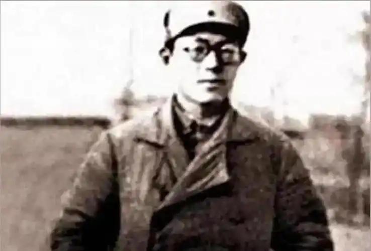 1937年，一红军干部流浪大西北，靠给地主写对联谋生。地主看完字迹后，压低声音：