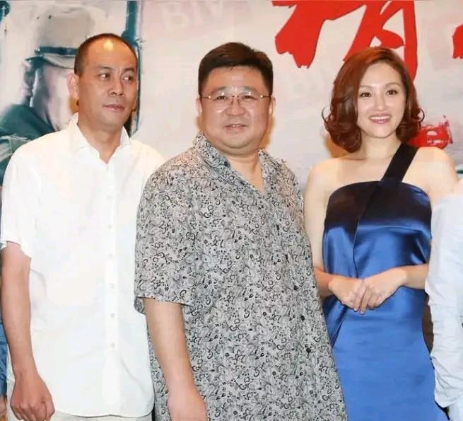 只认出了细溜大个张光北，中间那个胖点点看着又斯文的是梁冠华。右边的这位美女端庄优