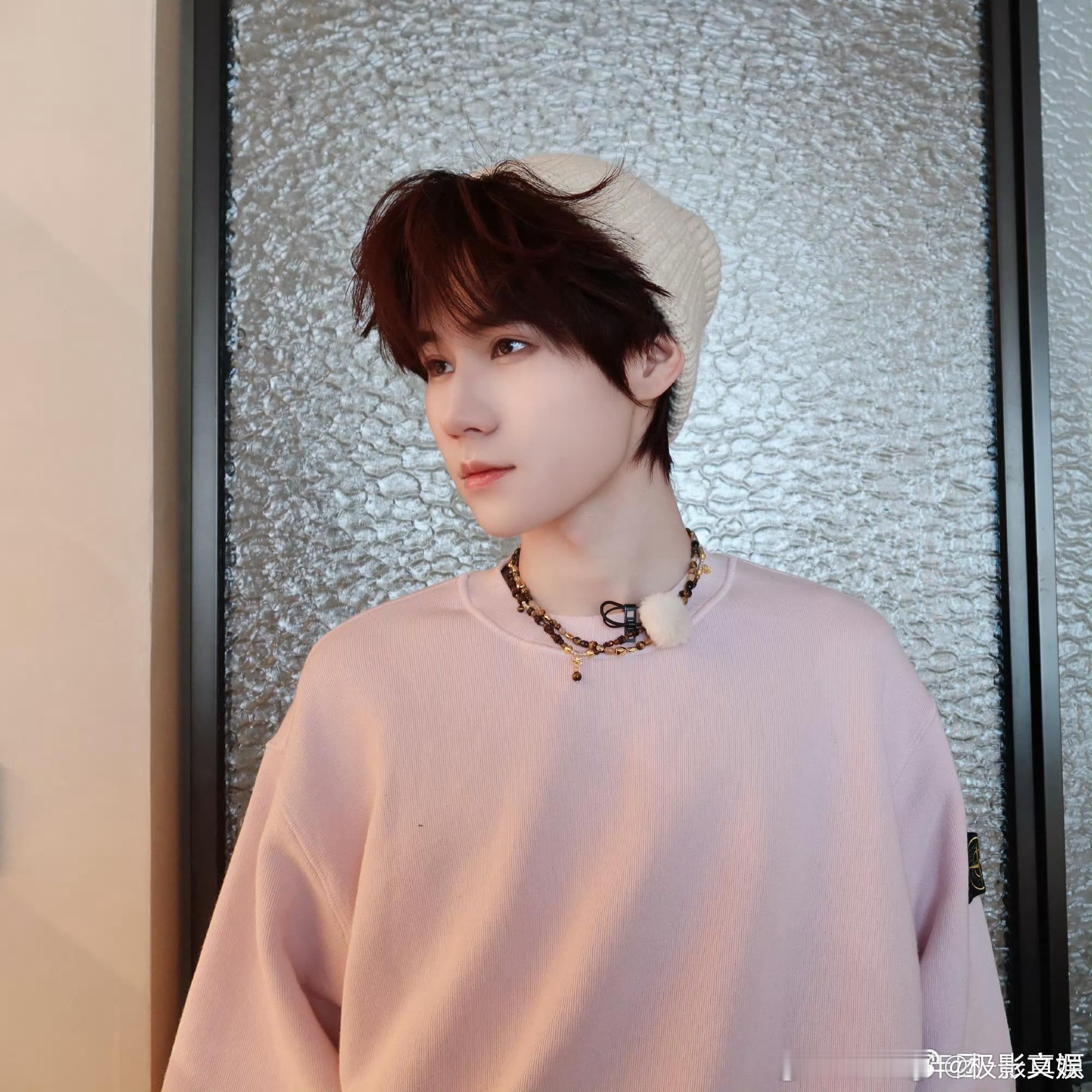 张真源下班四宫格张真源下班营业张真源下班营业，米色毛线帽好看，绝了 ​​​