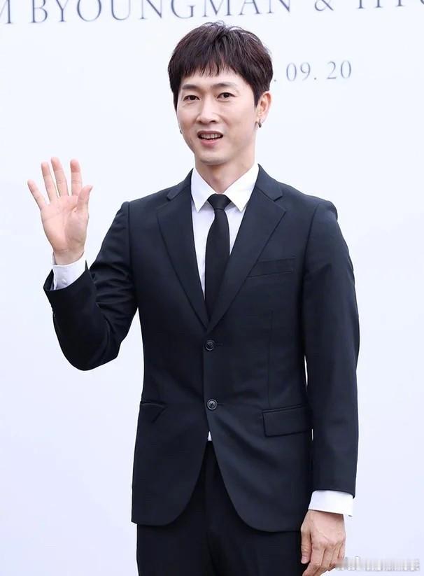 曝张佑赫职场霸凌张佑赫殴打员工名誉维权案败诉 据韩媒25日报道，H.O.T.组合