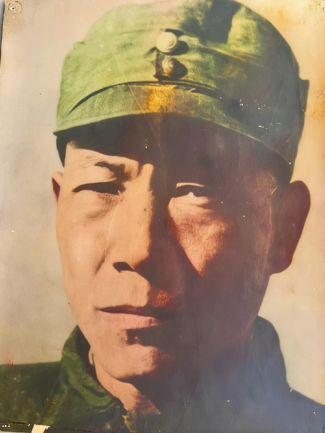 1948年，云南暂编十八师参谋长韩润珍，在锦州义县被俘时，一张罕见的留影，照片中