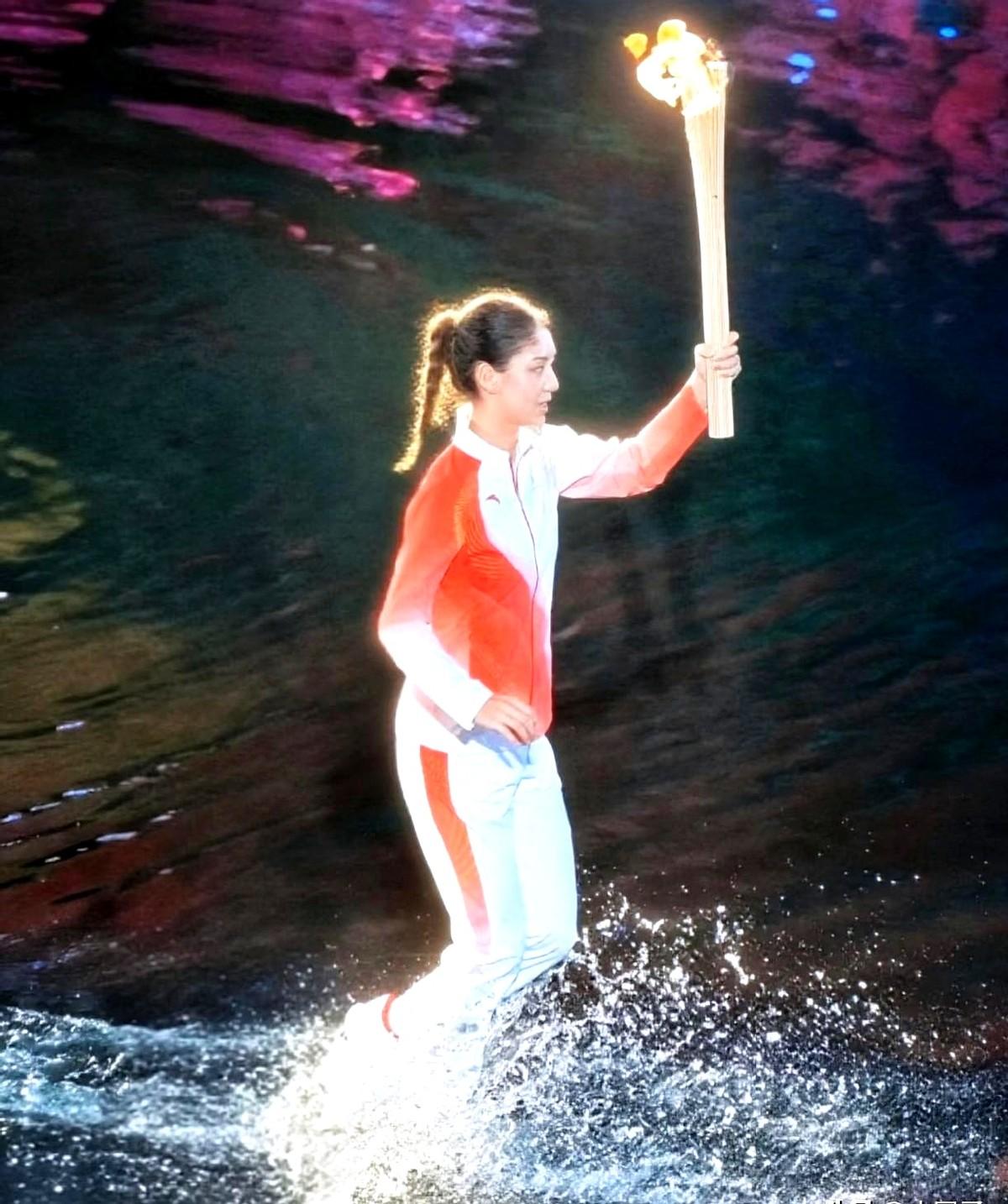 三代同屏，水花当火！

火炬接力里，郭晶晶直接在水里划出一条火路，老派豪门突然“