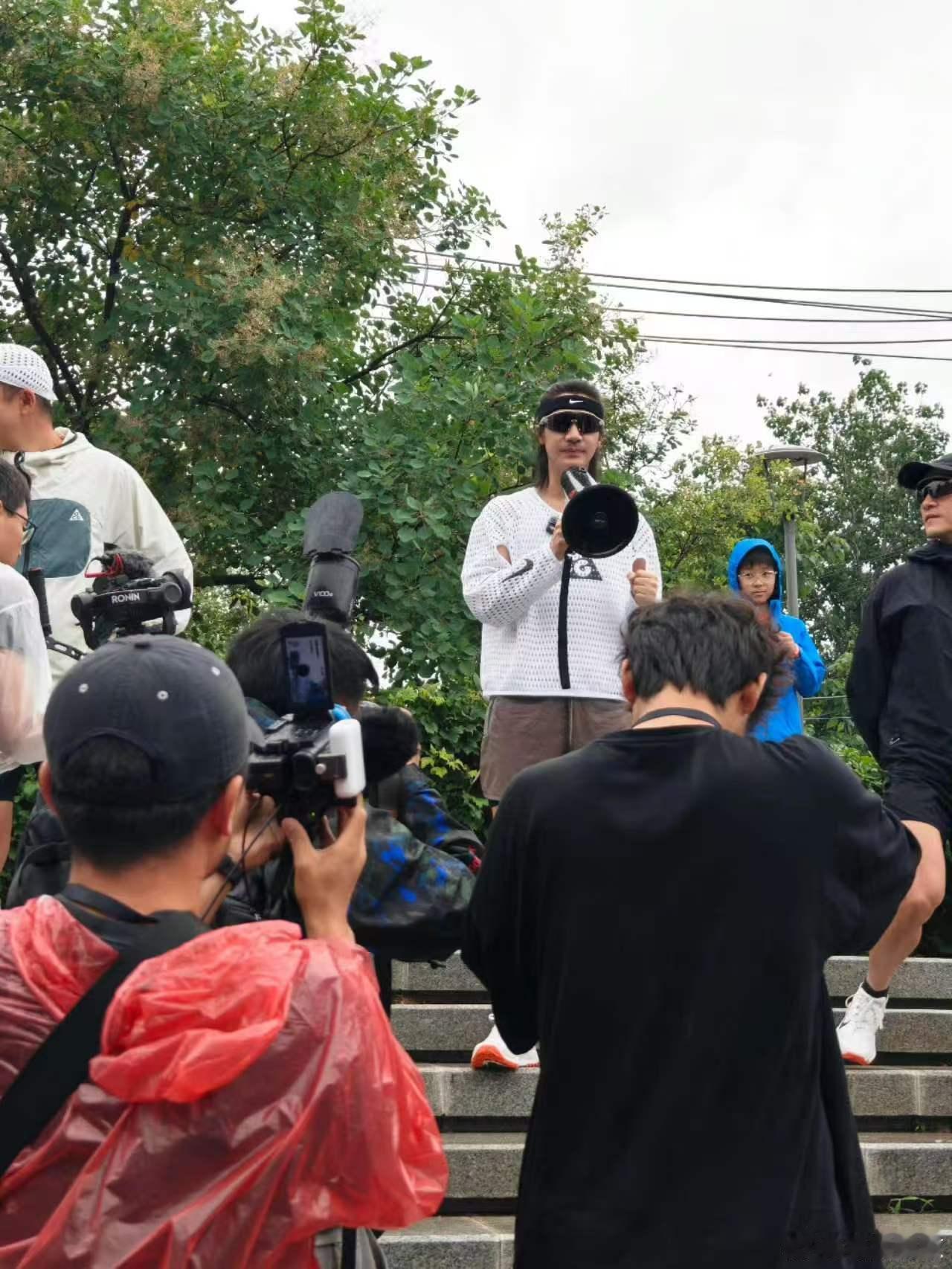 此沙说姚妙拉爆自己分分钟香山越野跑现场看点满满，此沙面对粉丝的趣味调侃，客观夸赞