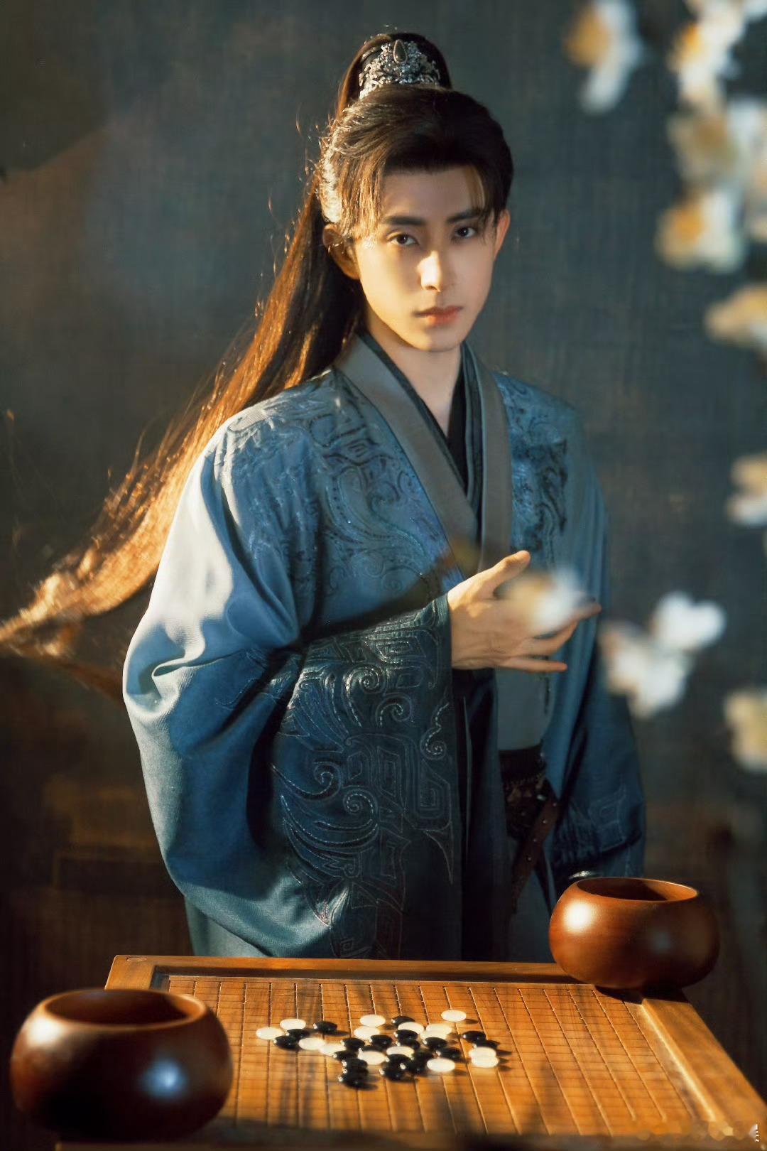 敖瑞鹏古装执棋大片敖瑞鹏古风执棋大片敖瑞鹏古装执棋大片，帅，[送花花][送花花]