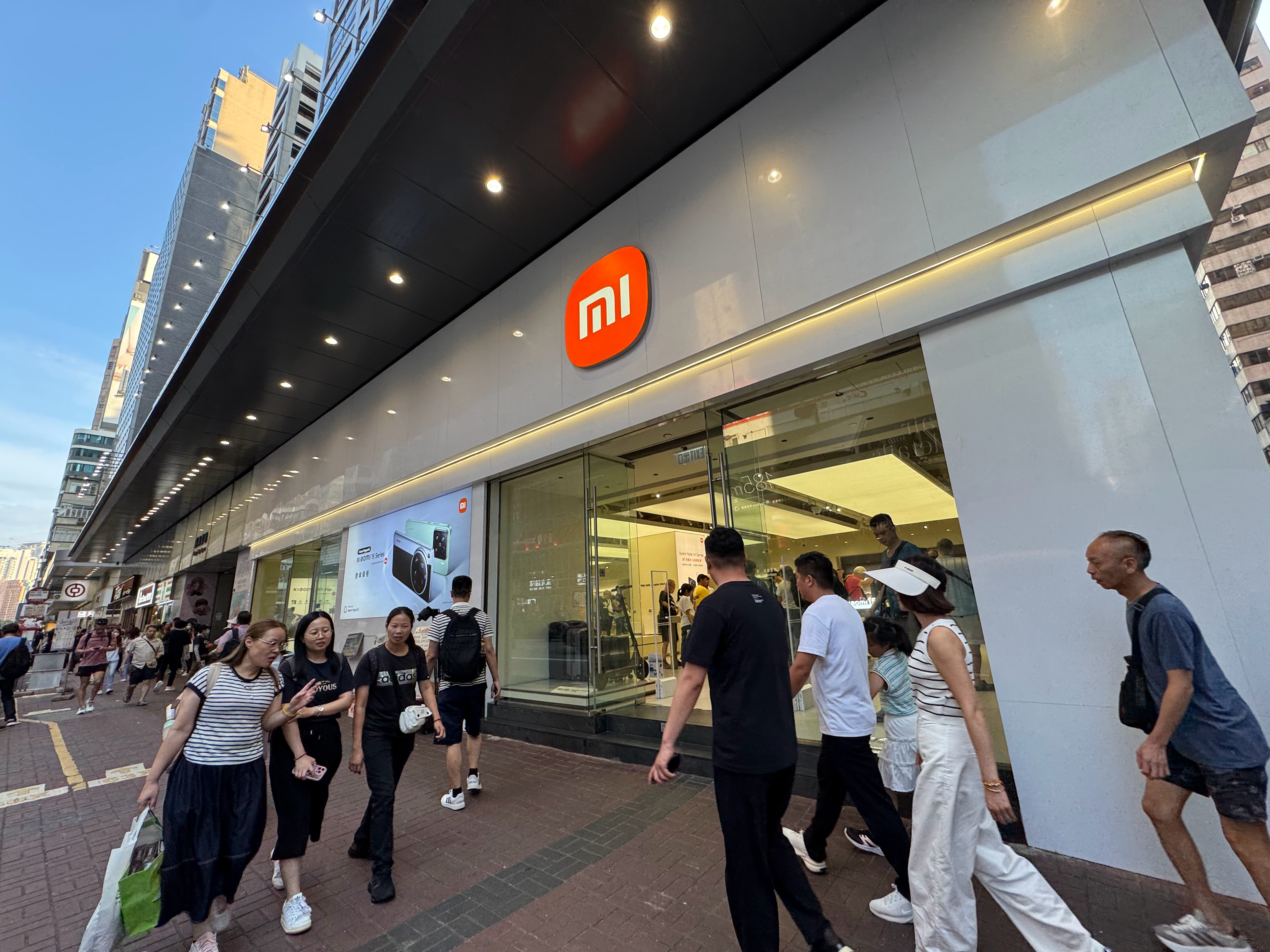 小李飞车 香港小米店里人很多，可惜没有小米汽车！加快进度啊[doge] ​​​