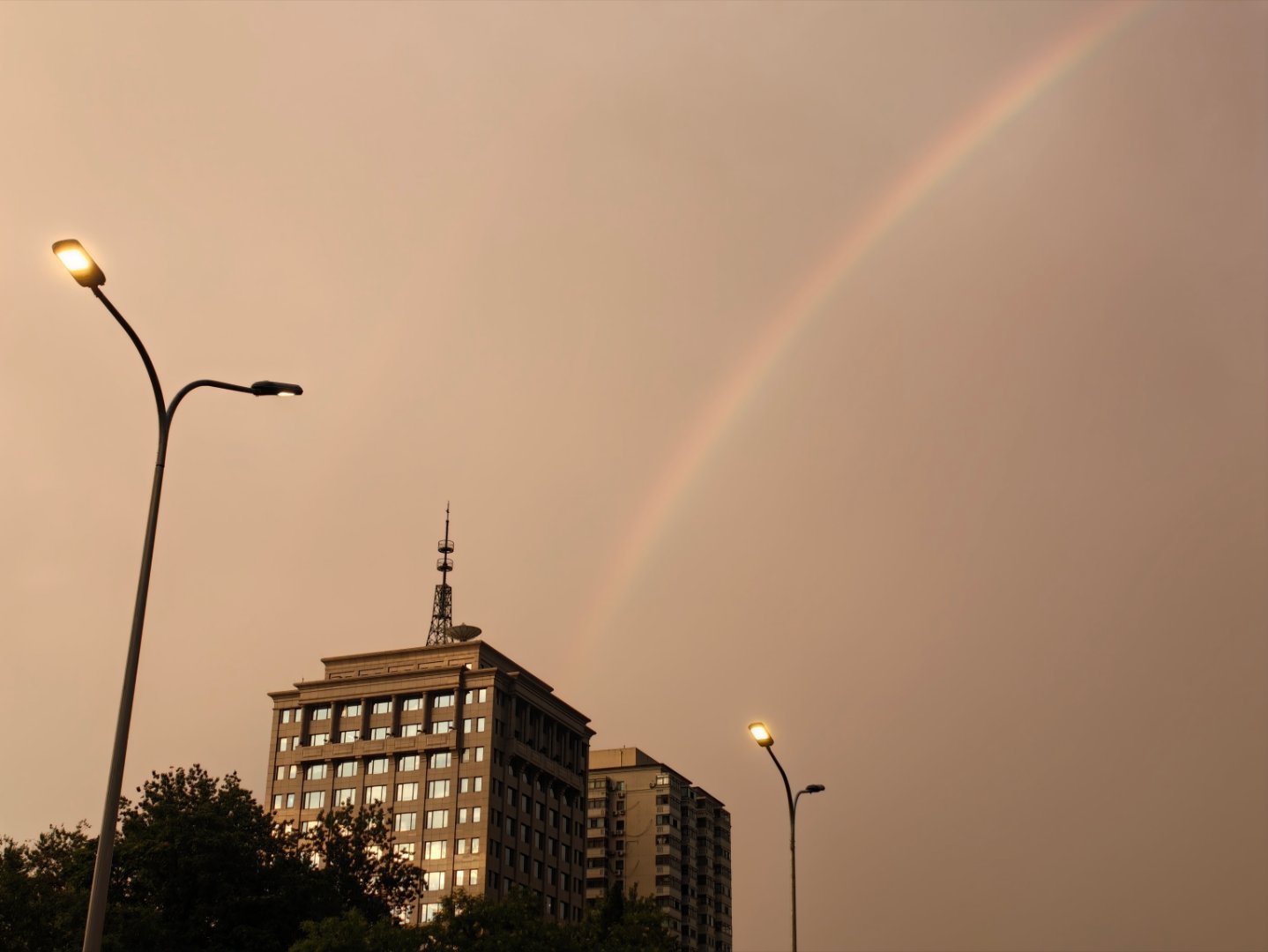 北京大雨雨后有彩虹 