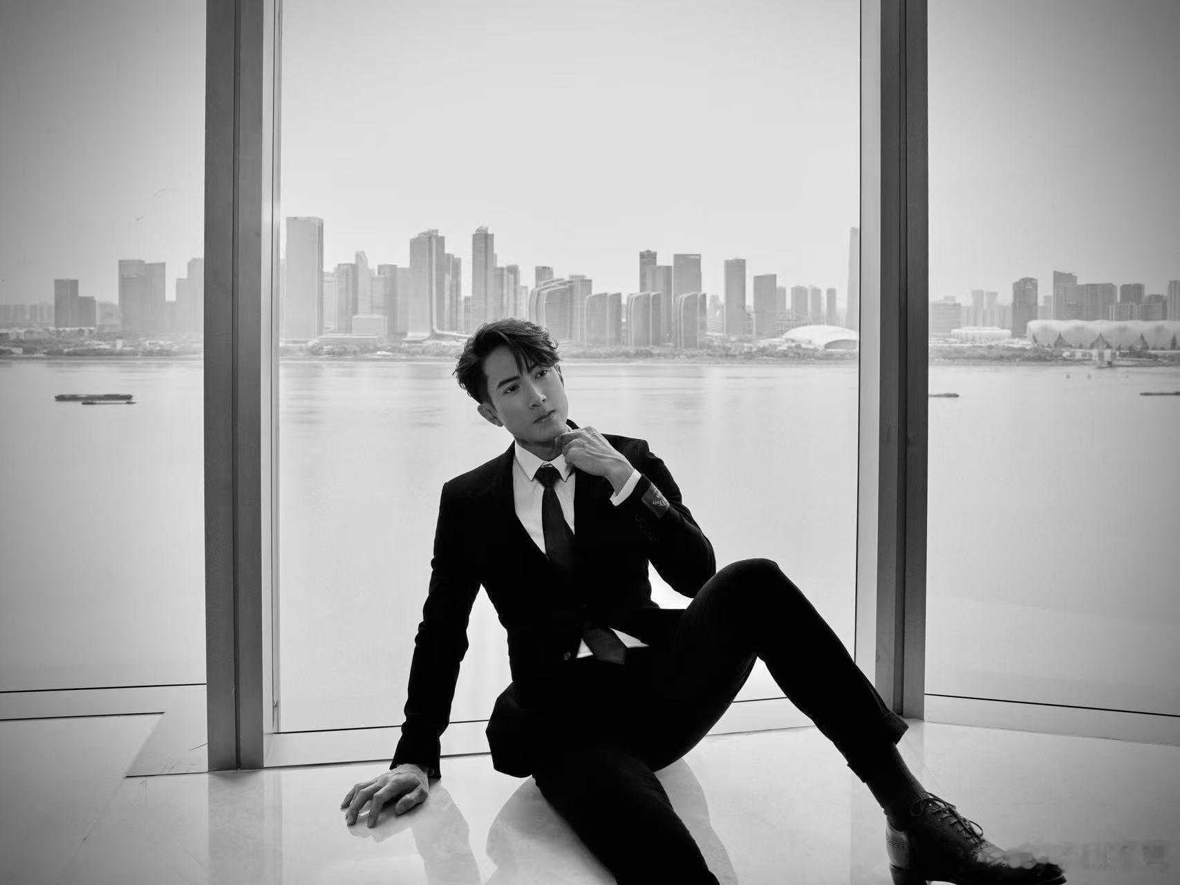 吴尊新中式造型出发巴黎男装周 带着独属于东方的时尚密码出发巴黎！吴尊这身新中式，