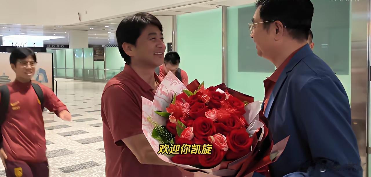 看看这接机场面  不要担心浮岛敏的未来

看看中国U17回国的接机场面，那些喊着
