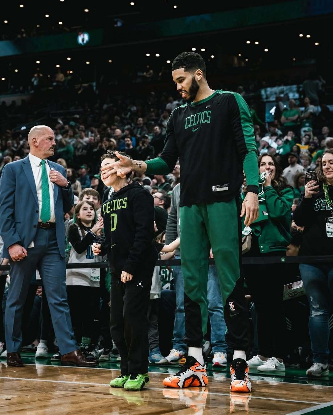 据记者Adam Himmelsbach报道，凯尔特人距离考虑让塔图姆复出仍有多个