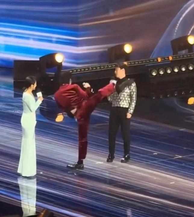 向佐在台上展示功夫，突然踢向男主持人的头[恐惧]

3月10日，向佐在微短剧品质