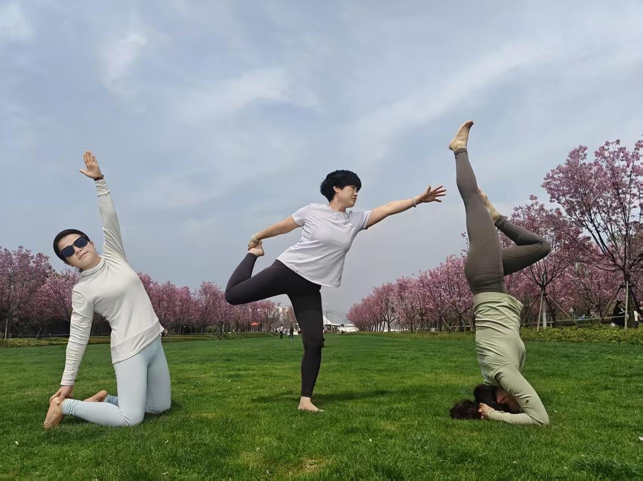 黄石奥体中心的樱花开了，绿色的草坪，配上灿烂的樱花，在蓝天白云下，美的让人在其中