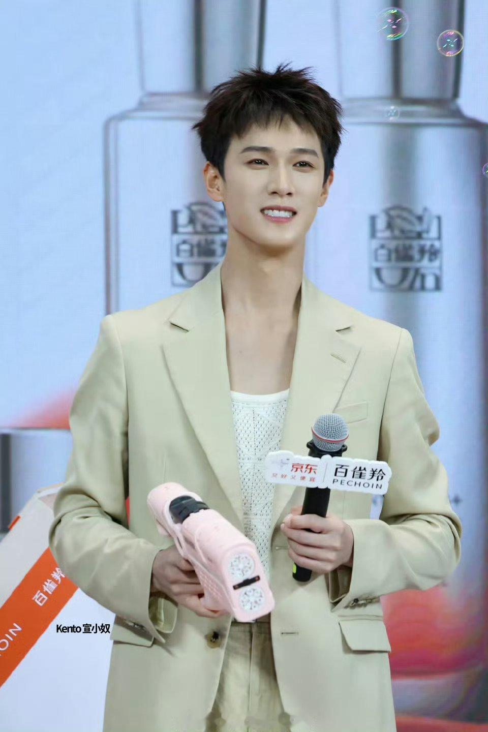 李昀锐今日份直播截图+工作室出图，清爽干练的校园男大来了！[酷] ​​​