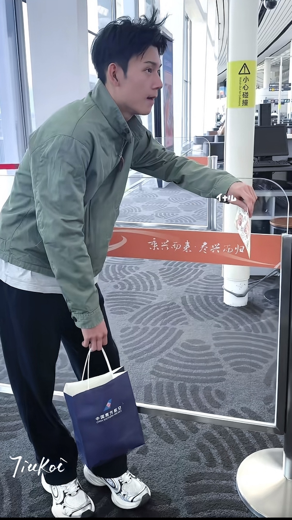 林沐然看似是没赶上飞机很难受，实则是吃太撑了站不直得扶着 