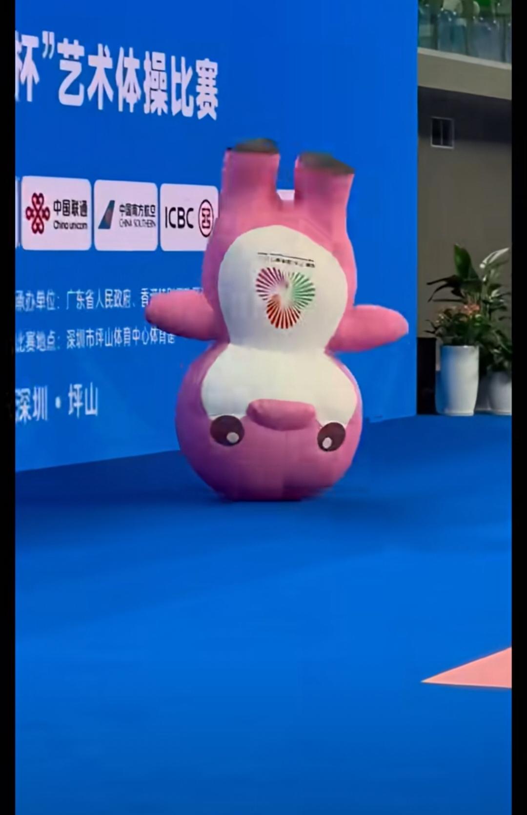 幸福莫过于三件事:
有人爱，有事做，
有所期待。


所有没有阳光的日子
全都可