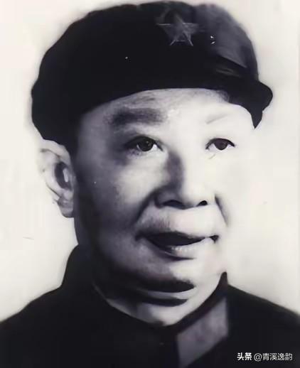 1942年，八路军周彪率机关队伍转移途中，察觉秘书故意走在外侧，还偷偷撒高粱粒。