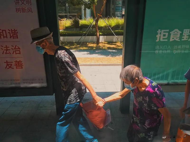 很多人觉得老了之后，和老伴互相依靠是正常事，但这种想法里，藏着很多不确定的变化。