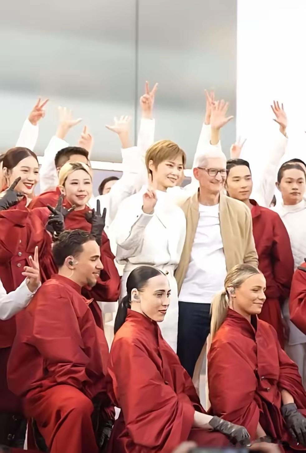 库克现身成都太古里，苹果50周年全球庆典中国首站为什么是这个西南城市？
3月18