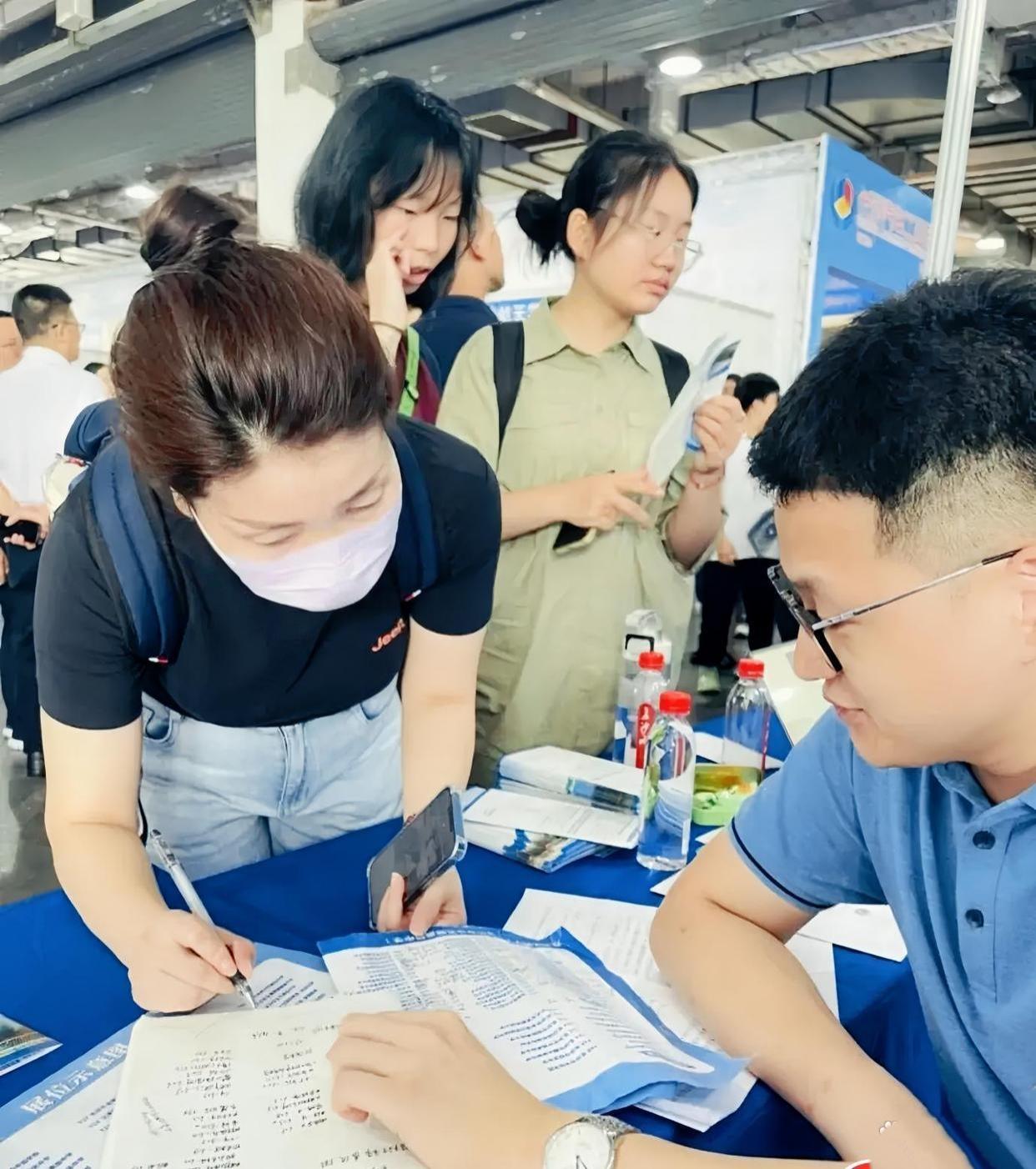 彻底变天！600分学霸放弃985，扎堆抢铁饭碗
 
今年高考报考彻底颠覆所有人认
